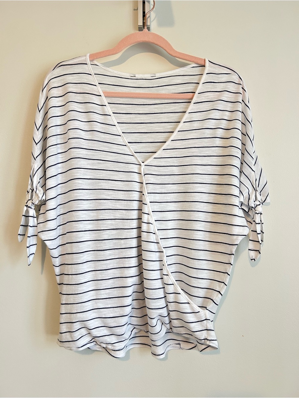 🔥2/20$🔥 RW&CO. White and Navy Striped V-Neck Short Sleeve Top, Size Small